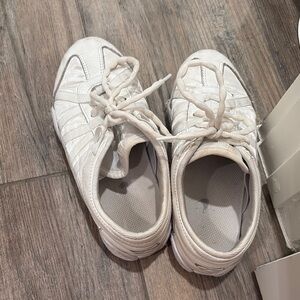 Nfinify white cheer shoes, size 7.5, in good condition